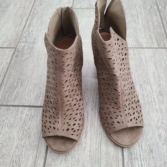 Indigo Rd. ankle booties perforated taupe women's size 9.5 - Picture 4 of 12